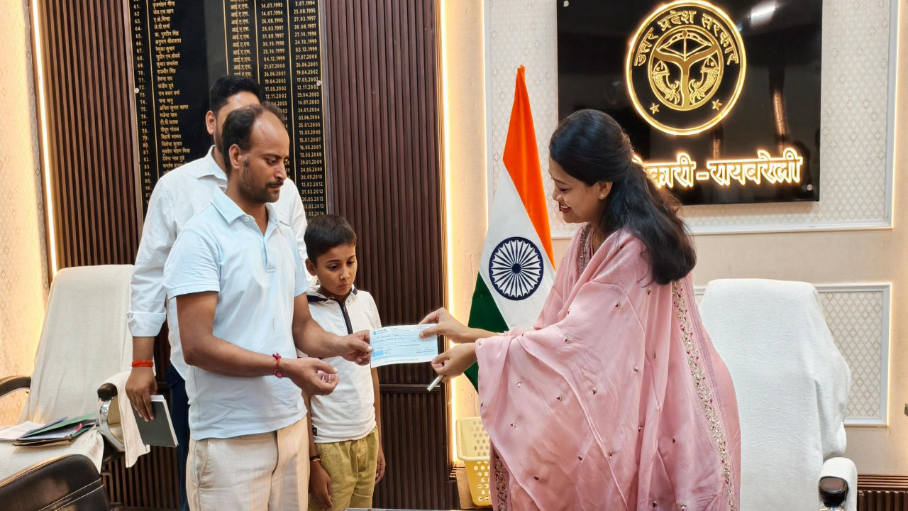 पिता के आंसुओं ने पिघलाया दिल: रायबरेली की डीएम हर्षिता माथुर ने बेटे के इलाज के लिए दी तत्काल मदद