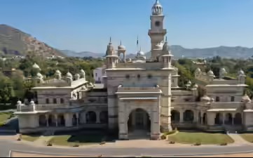 भारत का ‘अमीरों का स्कूल’: 10 लाख फीस वाले स्कूल में स्टूडेंट आया 300 नौकरों के साथ पालकी में