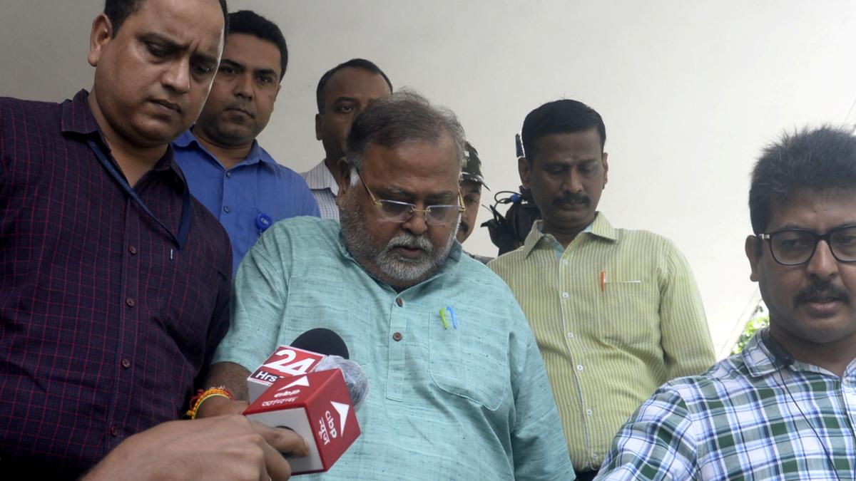 बंगाल स्कूल जॉब्स घोटाले में पार्था चटर्जी की जमानत अर्जी खारिज, हाई कोर्ट ने जेल भेजा — दुर्गा पूजा के मद्देनज़र सुरक्षा भी सख्त