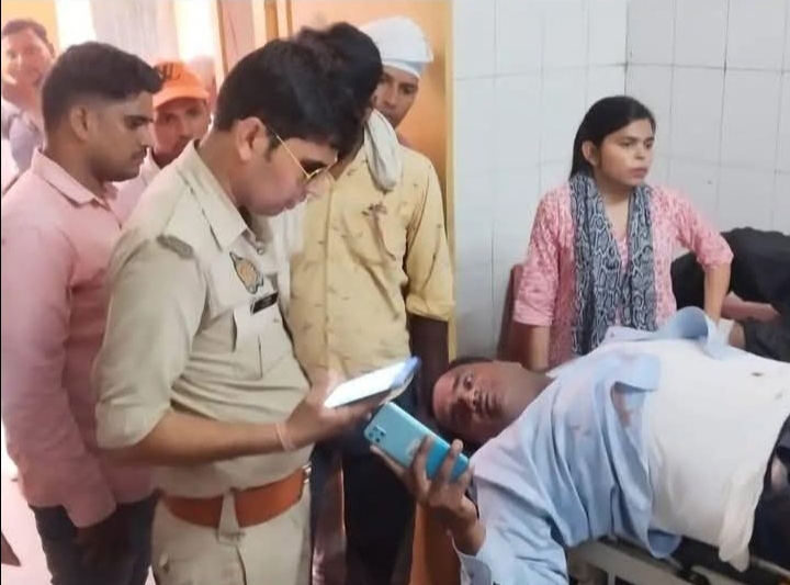 बेवर में ओमनी कार ने बाइक सवारों को मारी टक्कर, तीन लोग घायल