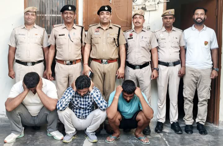 नकली पुलिसकर्मी बनकर ठगी करने वाले तीन आरोपी गिरफ्तार, जीप और पुलिस वर्दी बरामद
