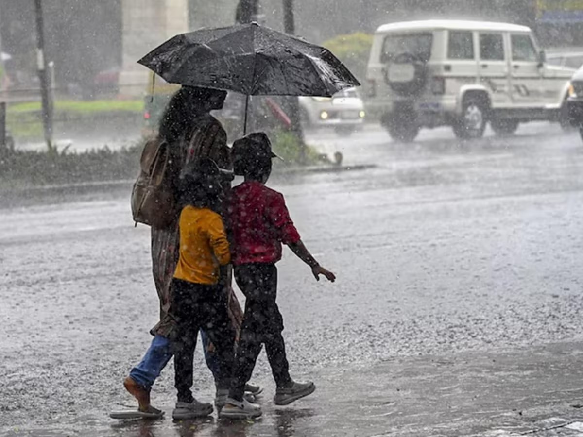 UP Weather Alert: मॉनसून के बाद भी बरसात का कहर, आज और कल तूफान और बारिश का अलर्ट