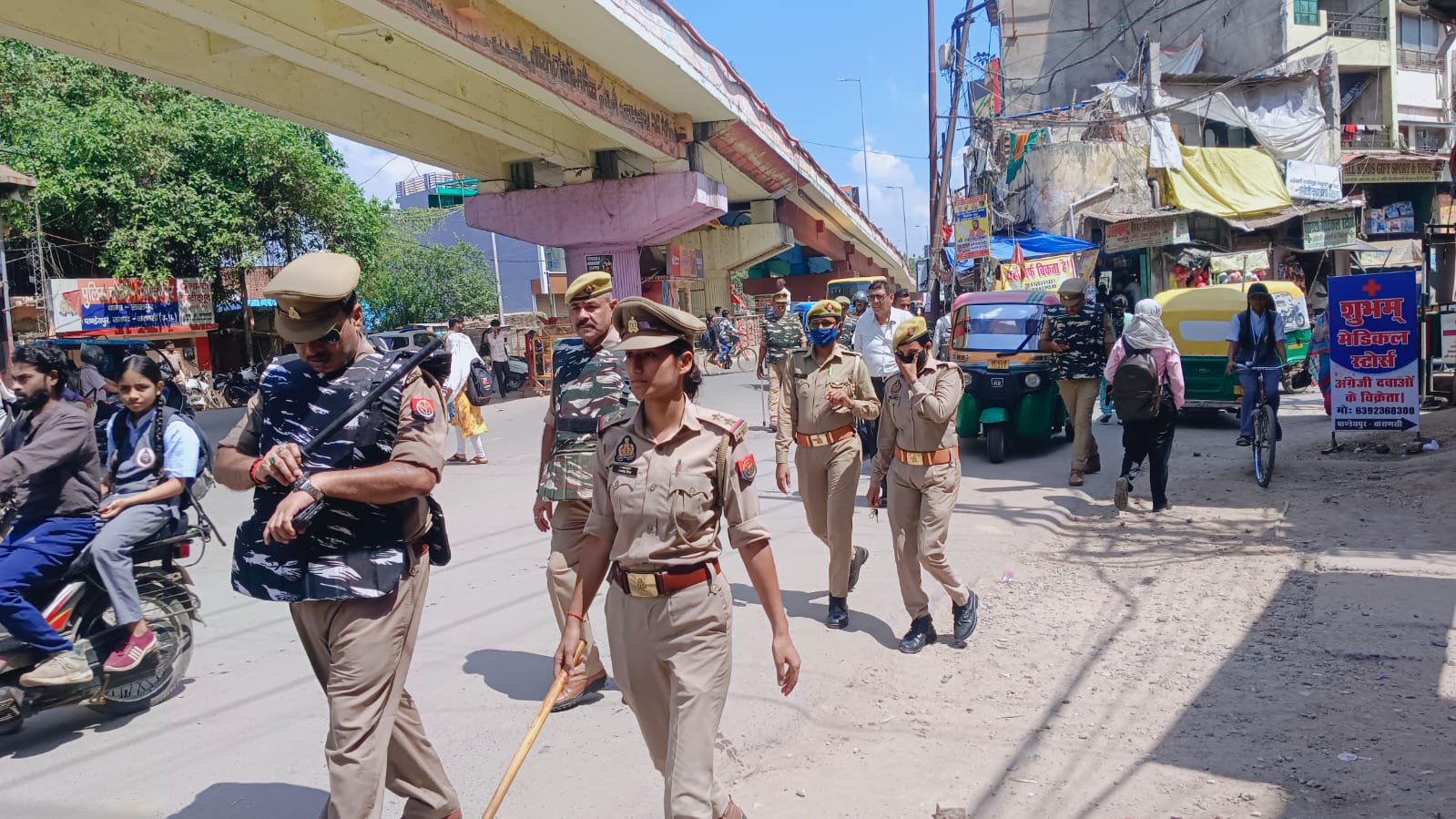 लालपुर-पांडेयपुर पुलिस की फुट पेट्रोलिंग, सड़क पर लगे अतिक्रमण हटवाए