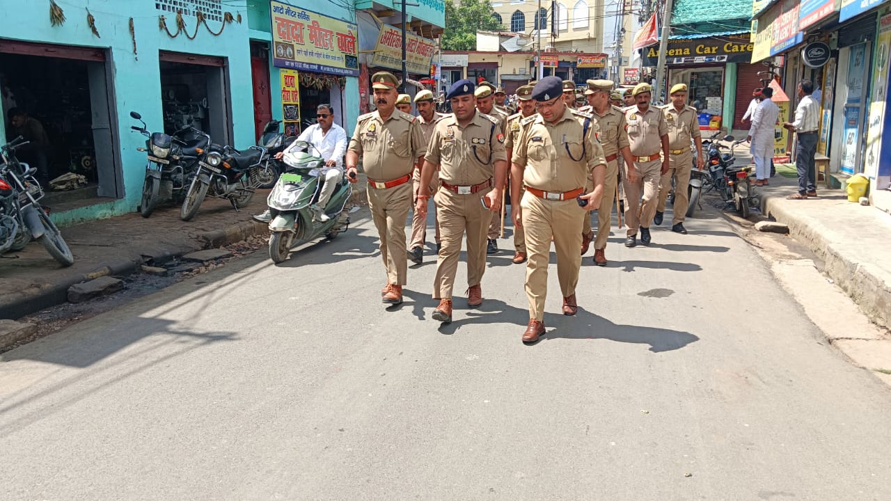जुमे की नमाज़ से पहले वाराणसी कैंट क्षेत्र में पुलिस का फ्लैग मार्च, स्कॉर्पियो सीज