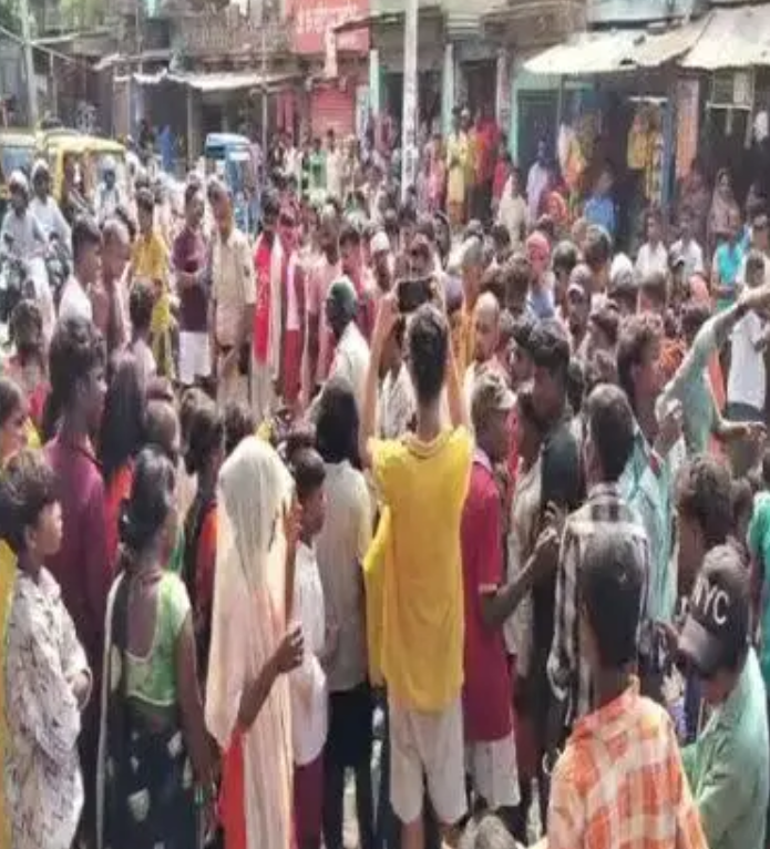 जहानाबाद: पानी की समस्या को लेकर बभना गांव के ग्रामीणों ने सड़क जाम किया