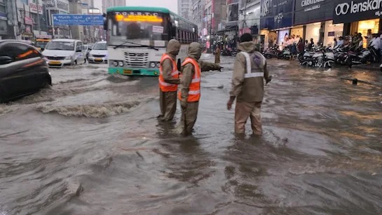 तेलंगाना में भारी बारिश से बाढ़ का कहर: हैदराबाद की सड़कें जलमग्न, पार्सीगुट्टा और नामपल्ली नालों में तीन लोग लापता