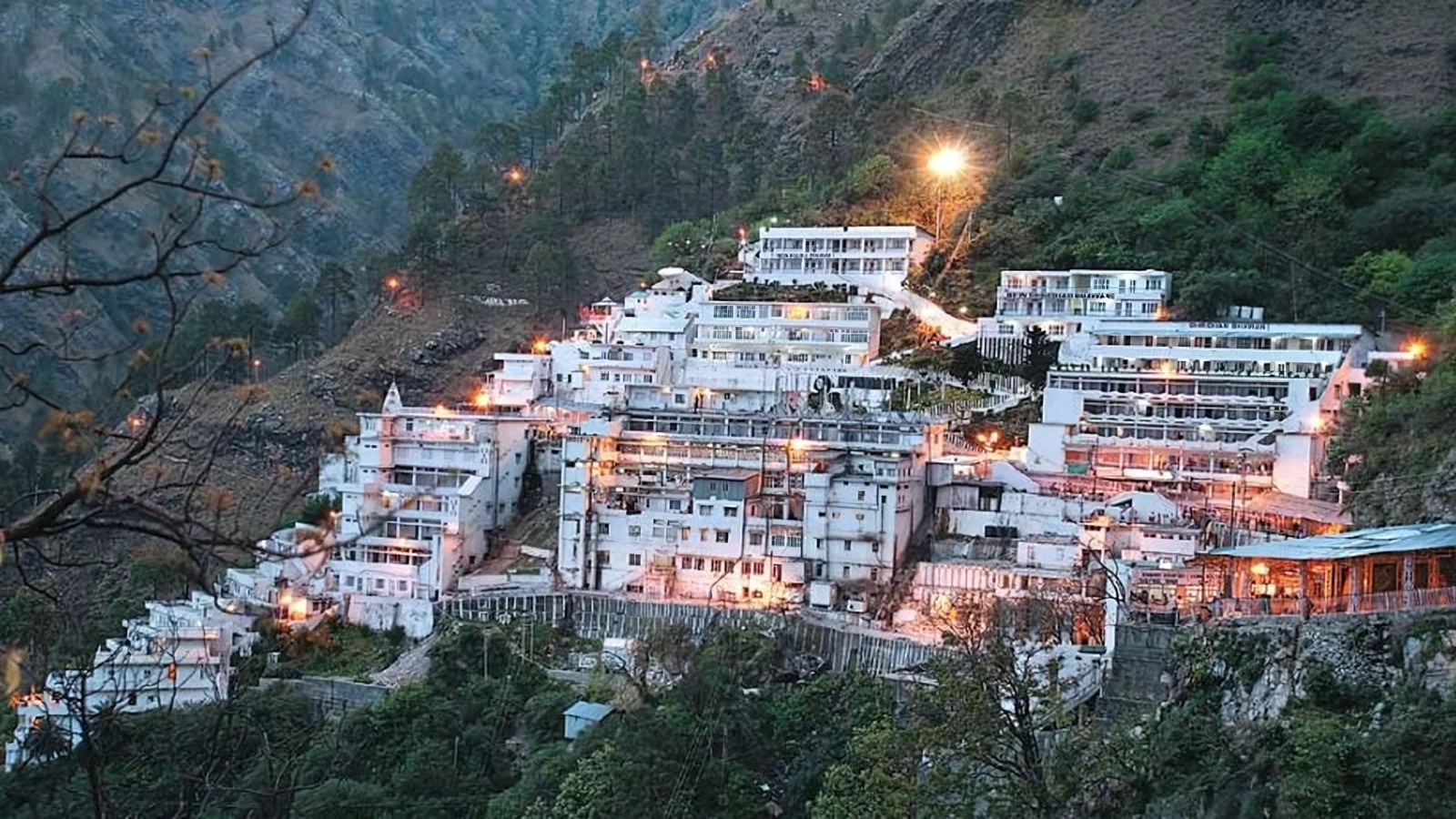 वैष्णो देवी यात्रा फिर शुरू: तीन हफ़्तों के बाद जम्मू में दर्शन को उमड़ी श्रद्धालुओं की भीड़