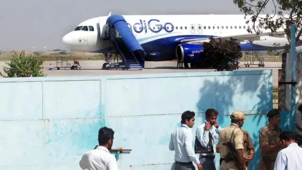इंडिगो का दिल्ली जाने वाला फ्लाइट दो घंटे 40 मिनट लेट, विमान में चुहिया दिखाई देने के बाद