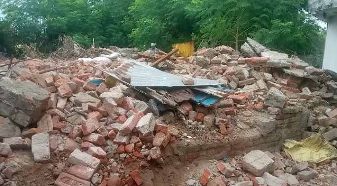 जहानाबाद में भूमिहीन परिवार का घर गिरा, खुले आसमान तले रहने को मजबूर