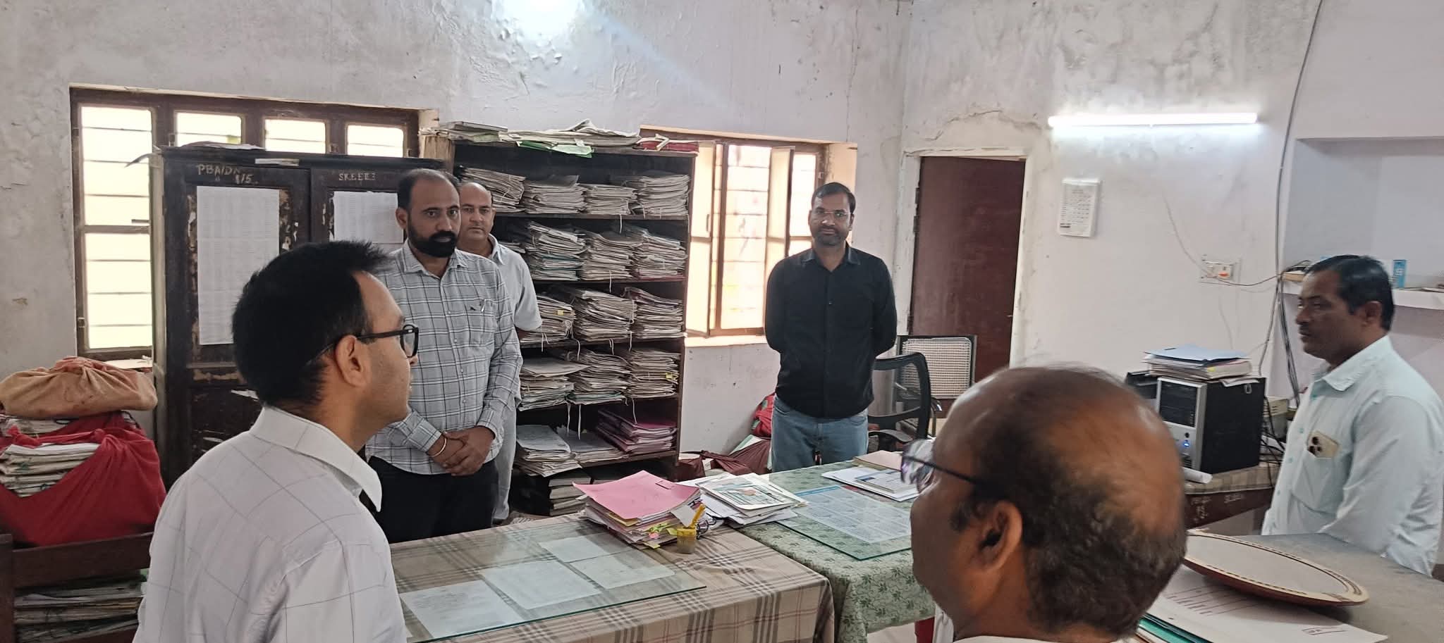 जिला कलेक्टर डॉ. खुशाल यादव का जल संसाधन विभाग कार्यालयों पर औचक निरीक्षण, स्वच्छता व पारदर्शिता पर दिए कड़े निर्देश