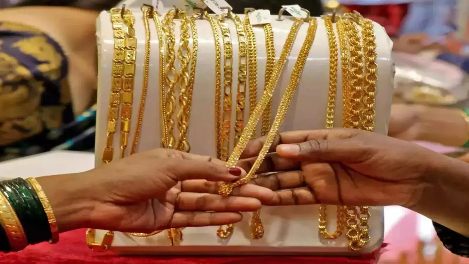 सोने की कीमतों ने तोड़ा नया रिकॉर्ड: बढ़ती मांग से ज्वेलर्स ने दी चेतावनी, जल्द करें बुकिंग