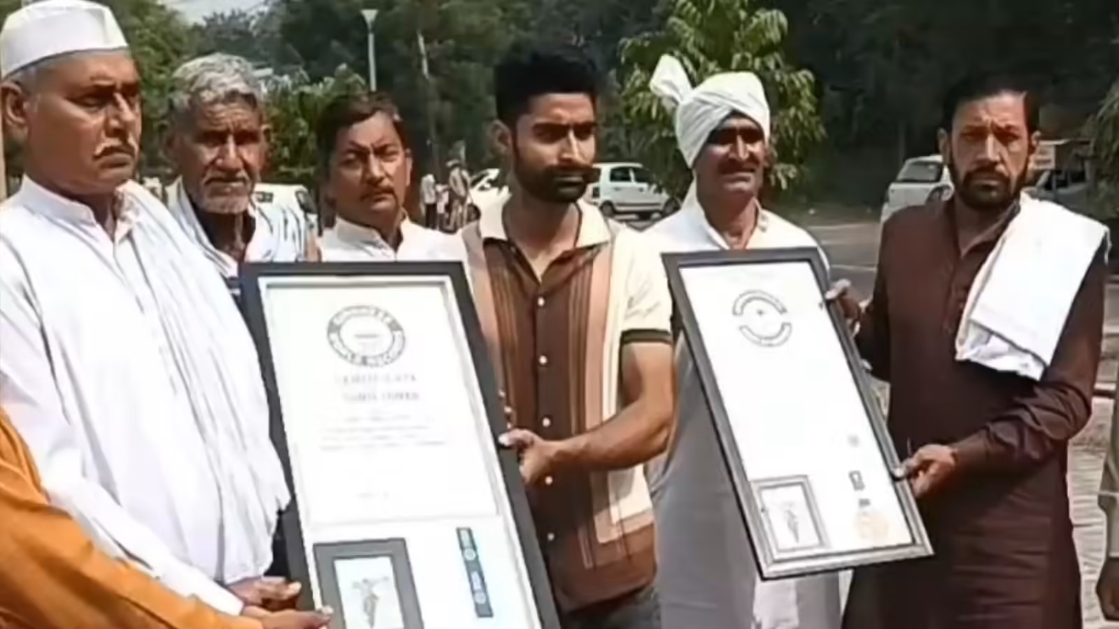 सेना के जवान का खतरनाक स्टंट! सूबेदार सुमित तोमर ने बिना हाथों के एक पहिए पर 1.7 किमी चलाई बाइक, बना गिनीज वर्ल्ड रिकॉर्ड — लाल किले तक गूंजा नाम