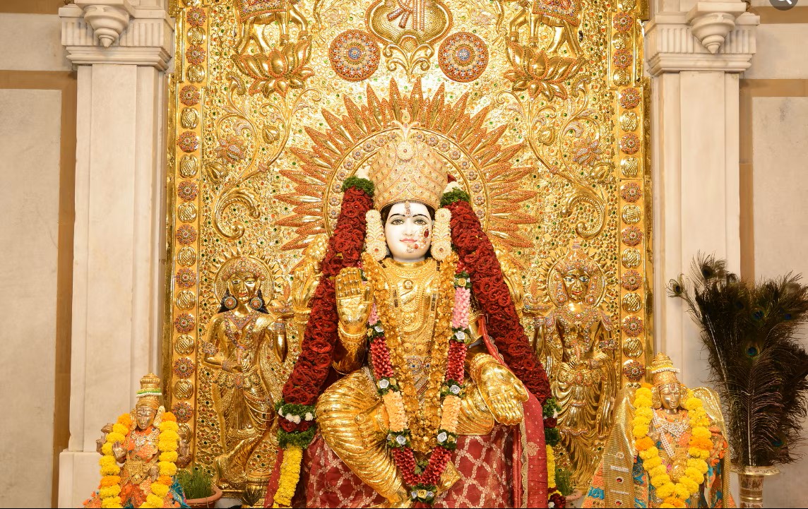 पुणे में विजयादशमी पर देवी महालक्ष्मी ने पहनी 16 किलो सोने की साड़ी, रावण दहन के बीच भव्य दर्शन