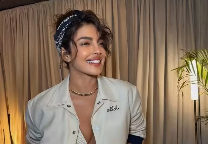 प्रियंका चोपड़ा ने कपड़ों पर लिखा निक जोनस का नाम, हबी के पीछे पहुंचीं स्टेज तक — प्यार का अंदाज़ जिसने सबका दिल जीत लिया