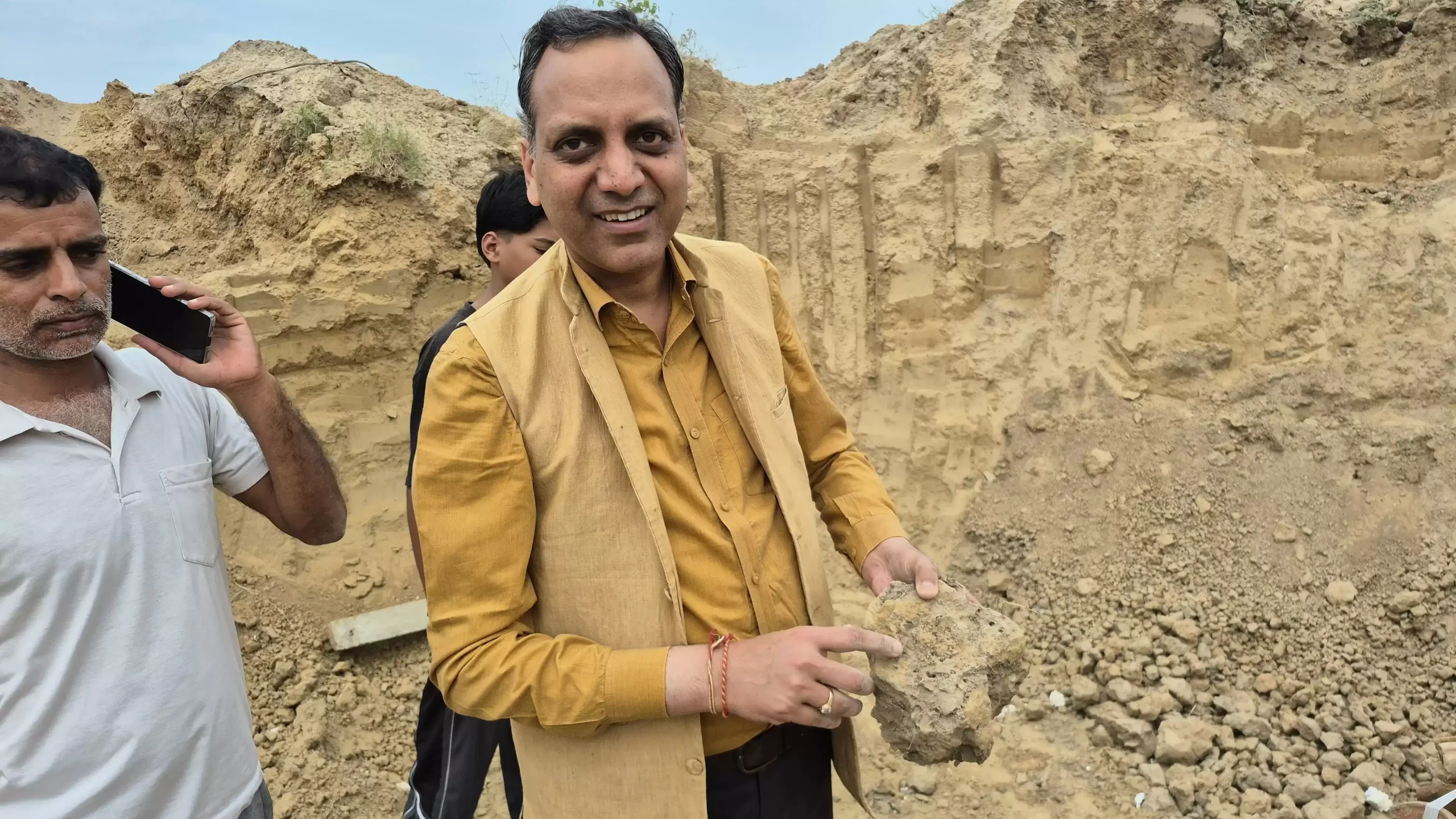 बागपत में मिट्टी की खुदाई के दौरान मिला 5 हजार साल पुराना खजाना, मंदिरनुमा आकृति देख पूजा करने लगे लोग