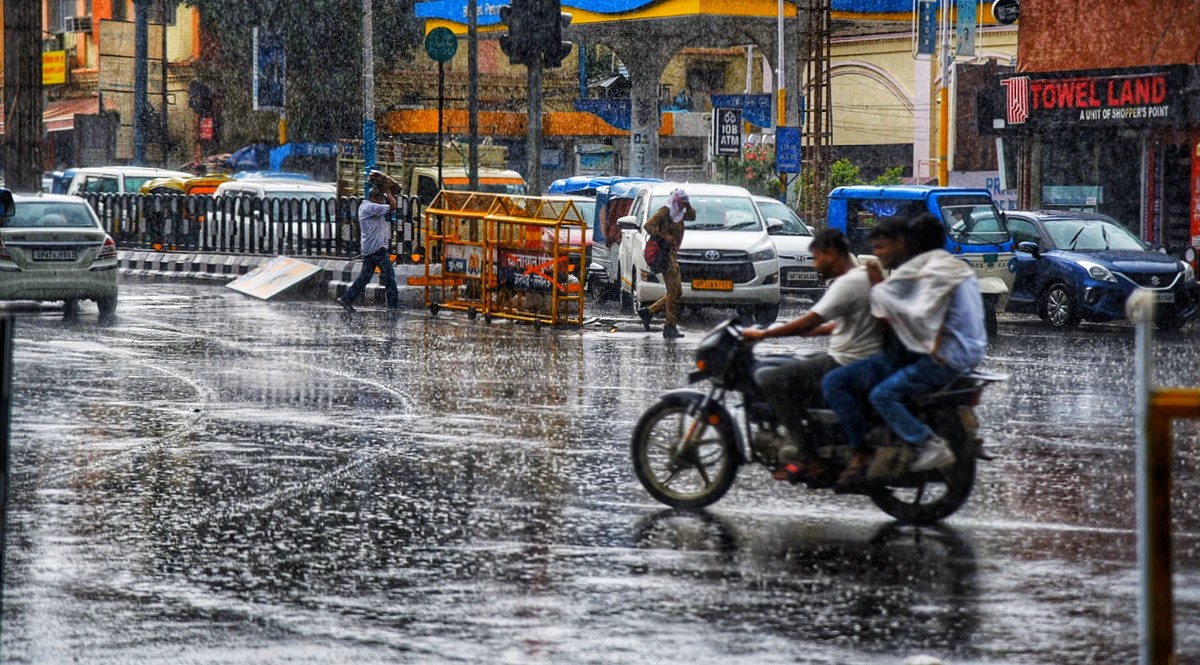 चक्रवाती तूफान मोंथा का असर यूपी में, रिमझिम बारिश और तेज हवाओं से बढ़ी ठंडक, किसानों में चिंता