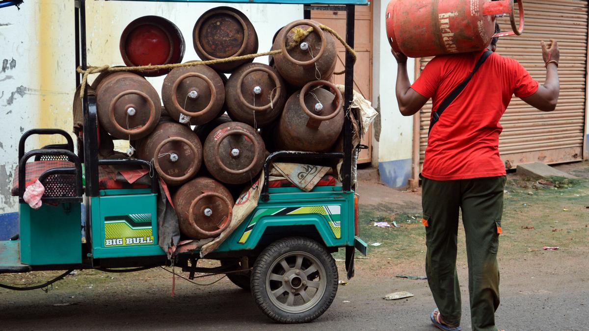ATF की कीमत में 3% से अधिक वृद्धि, कमर्शियल एलपीजी के दाम बढ़े ₹15.50; 6 महीने बाद बदलाव