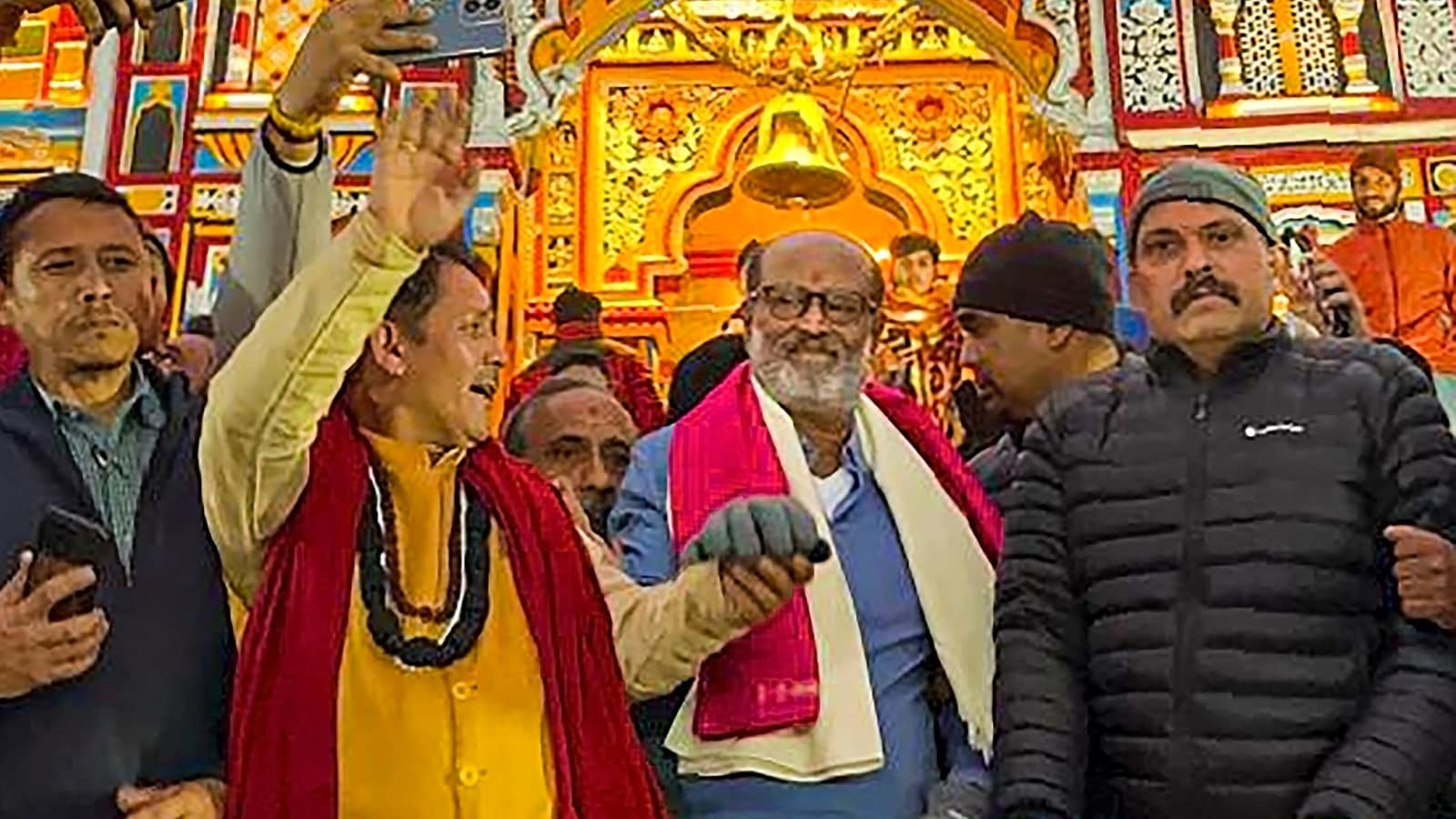 74 साल के रजनीकांत पहुंचे चमोली के बद्रीनाथ धाम, भगवान बद्री विशाल के दर्शन कर परंपरा निभाई