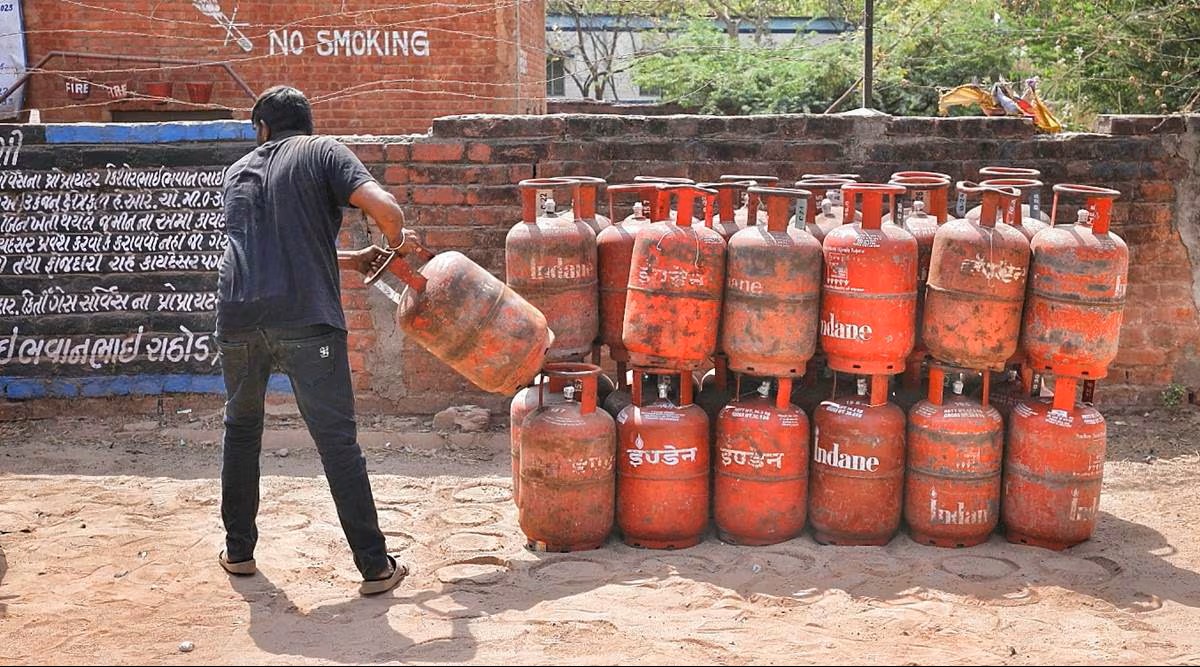 दशहरे से पहले महंगाई का झटका: महंगा हुआ एलपीजी सिलेंडर, जानें क्या है नया रेट