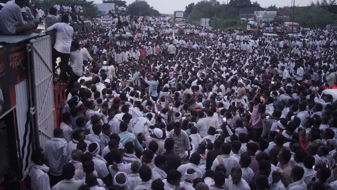 नागपुर NH-44 हाइवे पर किसान आंदोलन जारी, बच्चू कडू ने मुंबई यात्रा से किया इनकार