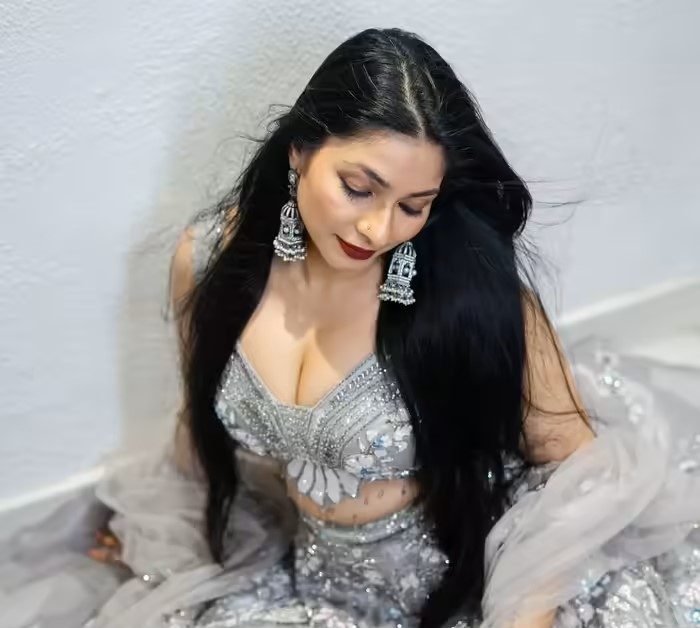 47 की उम्र में तनीषा मुखर्जी ने लहंगे में ढाया कहर, गहरे गले की चोली में दिखाया स्टाइलिश अवतार