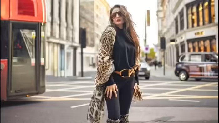 एक दिन में बदला अमीषा पटेल का लुक, दुल्हन से हॉट डिवा बनीं 50 की उम्र में