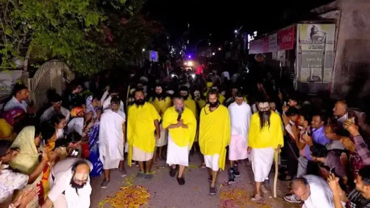 वृंदावन में प्रेमानंद महाराज की पदयात्रा फिर रुकी, रात भर इंतजार में डटे रहे भक्त