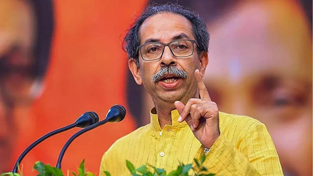 ‘हिंदू’ शब्द न लिखने पर मचा बवाल! उद्धव ठाकरे पर बीजेपी का हमला, कहा – ‘हरे वोट’ बचाने की कोशिश में लगे हैं