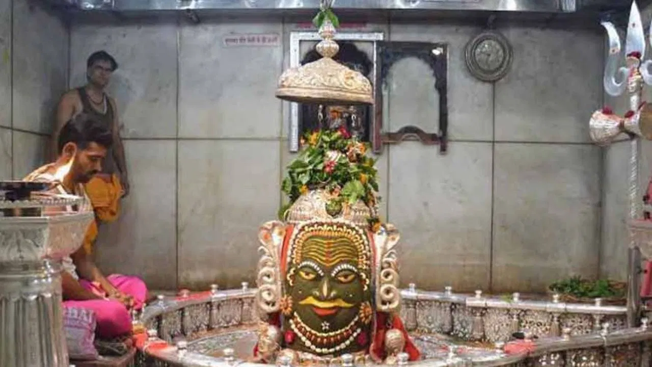 महाकाल मंदिर में अब वीआईपी भक्तों की LIVE मॉनिटरिंग, उज्जैन प्रशासन ने बढ़ाई पारदर्शिता, हर कदम पर हो रही जांच