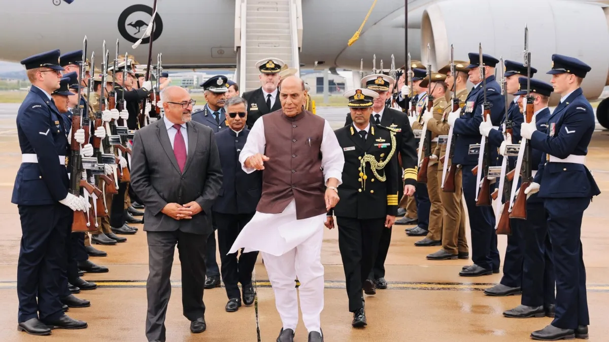 ये है भारत की पावर…! रॉयल ऑस्ट्रेलियन एयर फोर्स के विमान से उतरे राजनाथ सिंह का हुआ भव्य स्वागत, ऑस्ट्रेलिया दौरे पर भारत-ऑस्ट्रेलिया रक्षा साझेदारी को मिलेगी नई दिशा