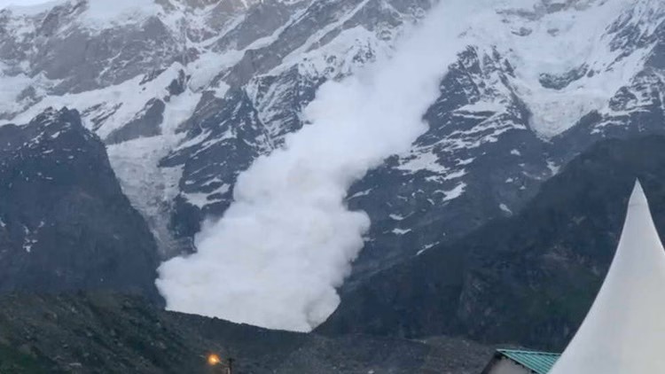बदरीनाथ धाम के पास कुबेर पर्वत से टूटा ग्लेशियर, कंचनगंगा नाले में गिरे मलबे से मचा हड़कंप, प्रशासन अलर्ट पर