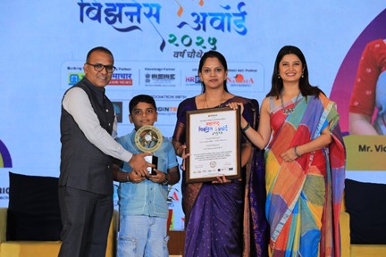 बीड की श्रीमती विद्या संतोष जाधव को ‘Best Makeup Artist In Beed’ अवॉर्ड से सम्मानित