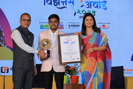 बुलढाणा (खामगाव) की सर्वश्रेष्ठ कंस्ट्रक्शन कंपनी के रूप में श्री योगीराज घुले सम्मानित