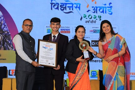पुणे के क्रिएटिव एजुकेशनल फाउंडेशन के स्वराज कॉलेज ऑफ आर्ट्स, कॉमर्स एंड साइंस को उत्कृष्ट संस्थान के लिए एग्जीलेंस अवॉर्ड