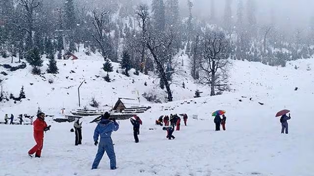 हिमाचल में तीन दिन से बर्फबारी का कहर: शिमला-मनाली में टूटा 50 साल का रेकॉर्ड, बंद रास्ते, फंसे सैकड़ों टूरिस्ट