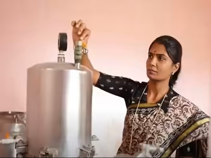 गहने गिरवी, फिर अकेले निकलीं… रोहिणी प्रकाश पाटिल की मधुमक्खी पालन से सालाना 25 लाख की कमाई
