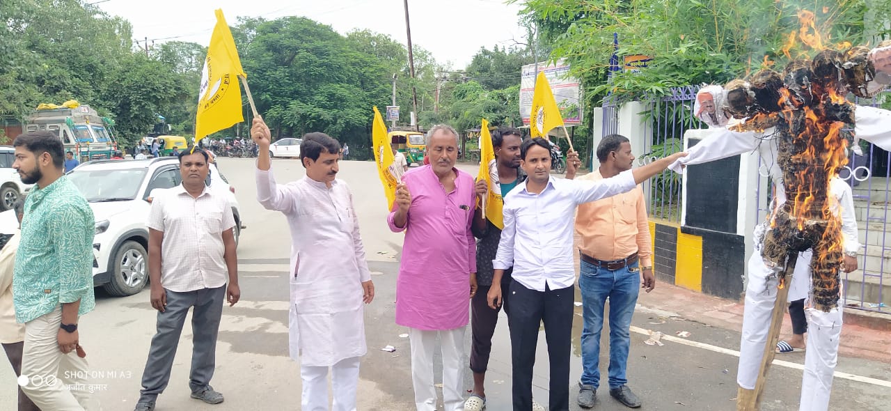 बिहार सरकार में शामिल भ्रष्ट मंत्रियों के खिलाफ जन सुराज कार्यकर्ताओं का विरोध प्रदर्शन, कारगिल चौक पर पुतला दहन