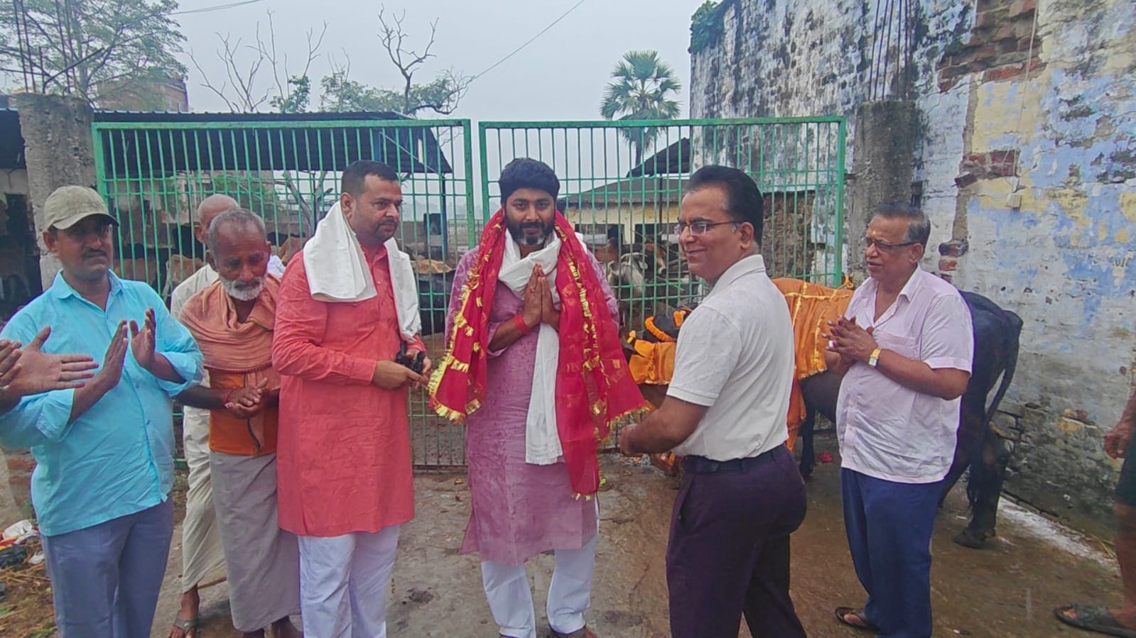 गोपाष्टमी पर जहानाबाद में सामूहिक गौ पूजन, गौ माता को अर्पित किए मिठाई एवं फल