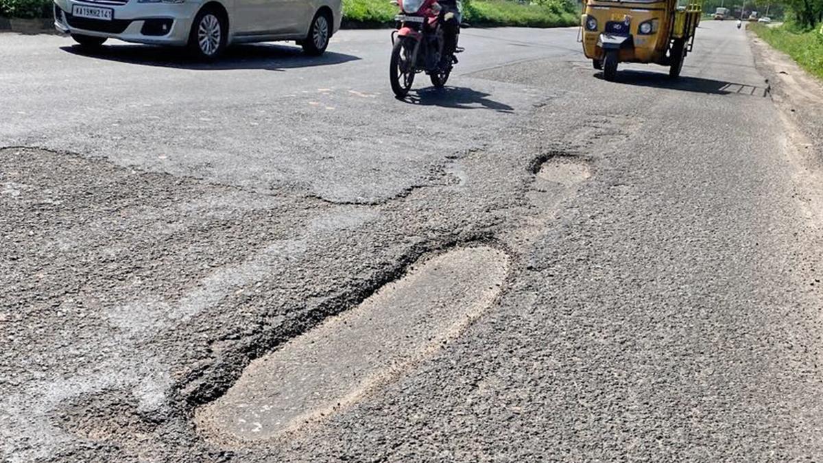 बेंगलुरु में दर्दनाक सड़क हादसा: कंटेनर ट्रक की टक्कर से दो बहनों की मौत, लापरवाही बनी जानलेवा