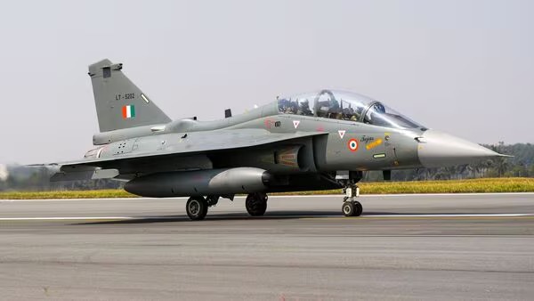 नासिक स्थित HAL प्लांट में निर्मित LCA तेजस Mk1A ने भरी पहली सफल उड़ान, रक्षा मंत्री ने तीसरी उत्पादन लाइन का किया उद्घाटन