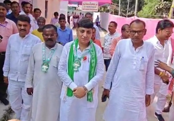 राजद प्रत्याशी राहुल शर्मा ने किया नामांकन दाखिल, शिक्षा-स्वास्थ्य और विकास को बनाया चुनावी मुद्दा