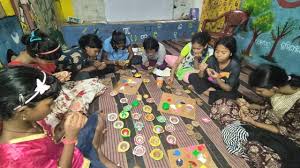 अल्पसंख्यक बच्चों को सशक्त बनाने के लिए दिवाली की खुशियों में रंग भरे, बच्चों ने बनाए दीपक