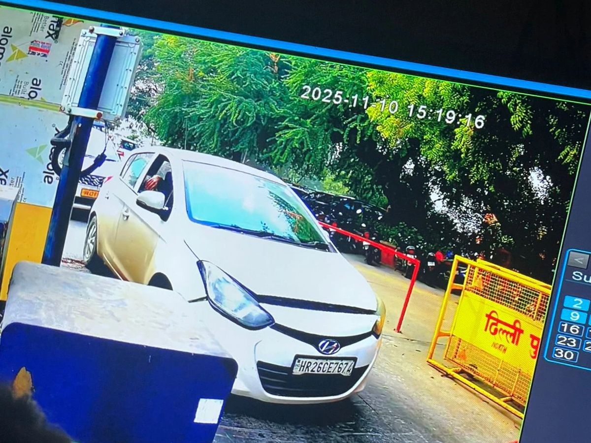 दिल्ली ब्लास्ट मामला: पुलिस की बड़ी कार्रवाई, पुलवामा से आरोपी डॉ. उमर मोहम्मद की मां और दो भाई गिरफ्तार