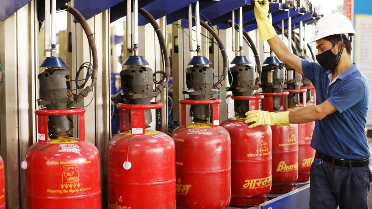 LPG Cylinder Price: नवंबर की शुरुआत में मिली राहत, सस्ता हुआ 19 किलो वाला कॉमर्शियल गैस सिलेंडर—जानिए अब आपके शहर में क्या है नई कीमत