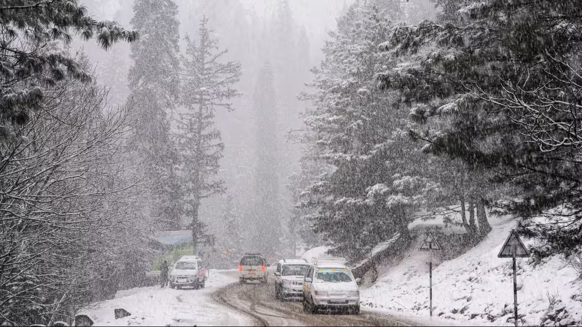 कश्मीर में सीजन का सबसे बड़ा स्नोफॉल, गुलमर्ग-सोनमर्ग में बर्फबारी ने बनाया परीलोक, श्रीनगर-लेह हाइवे हुआ बंद
