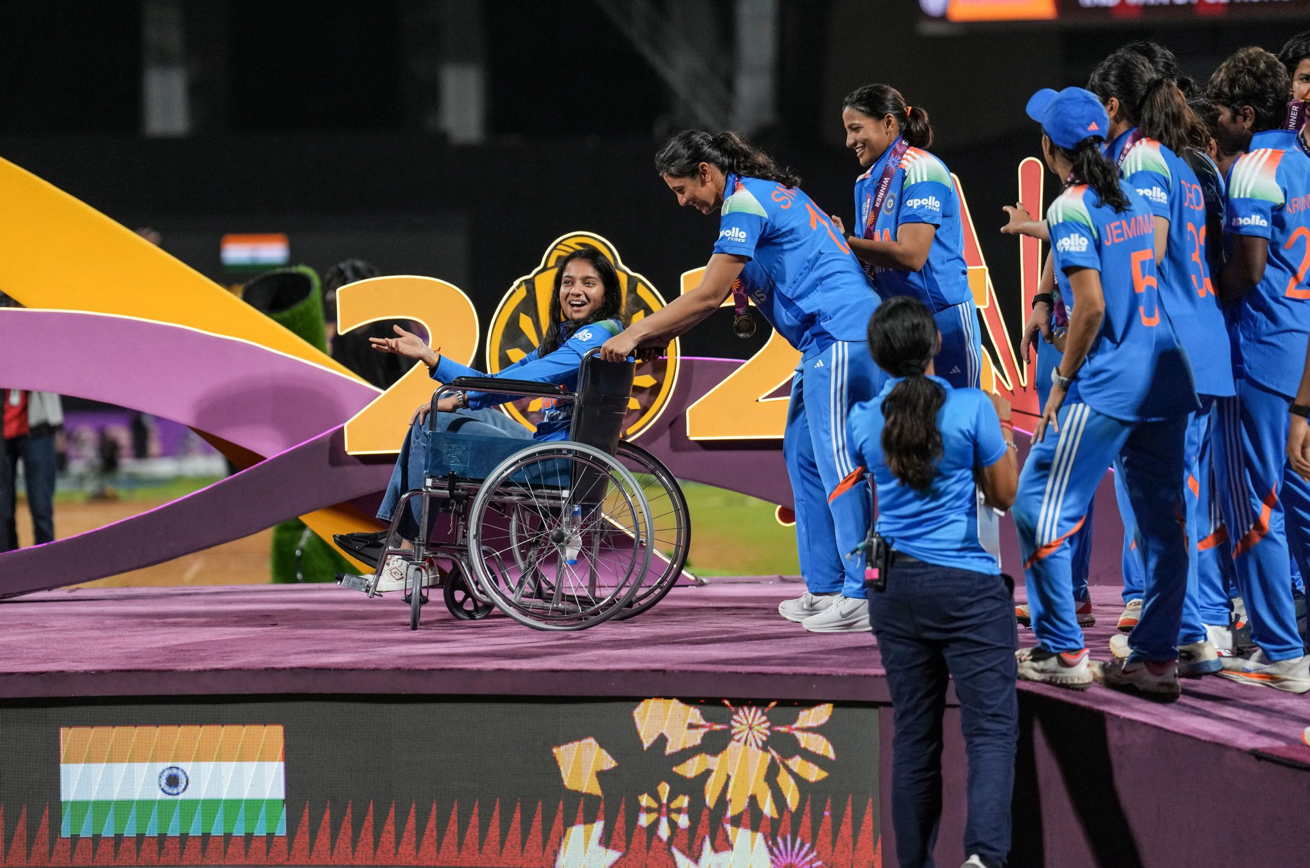 वर्ल्ड कप विजेता भारतीय महिला क्रिकेट टीम पीएम मोदी से मिली, प्रतिका रावल व्हीलचेयर पर पहुंची