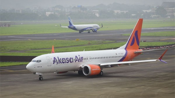 वाराणसी से मुंबई जा रही फ्लाइट में यात्री ने इमरजेंसी गेट खोलने की कोशिश, हिरासत में लिया गया