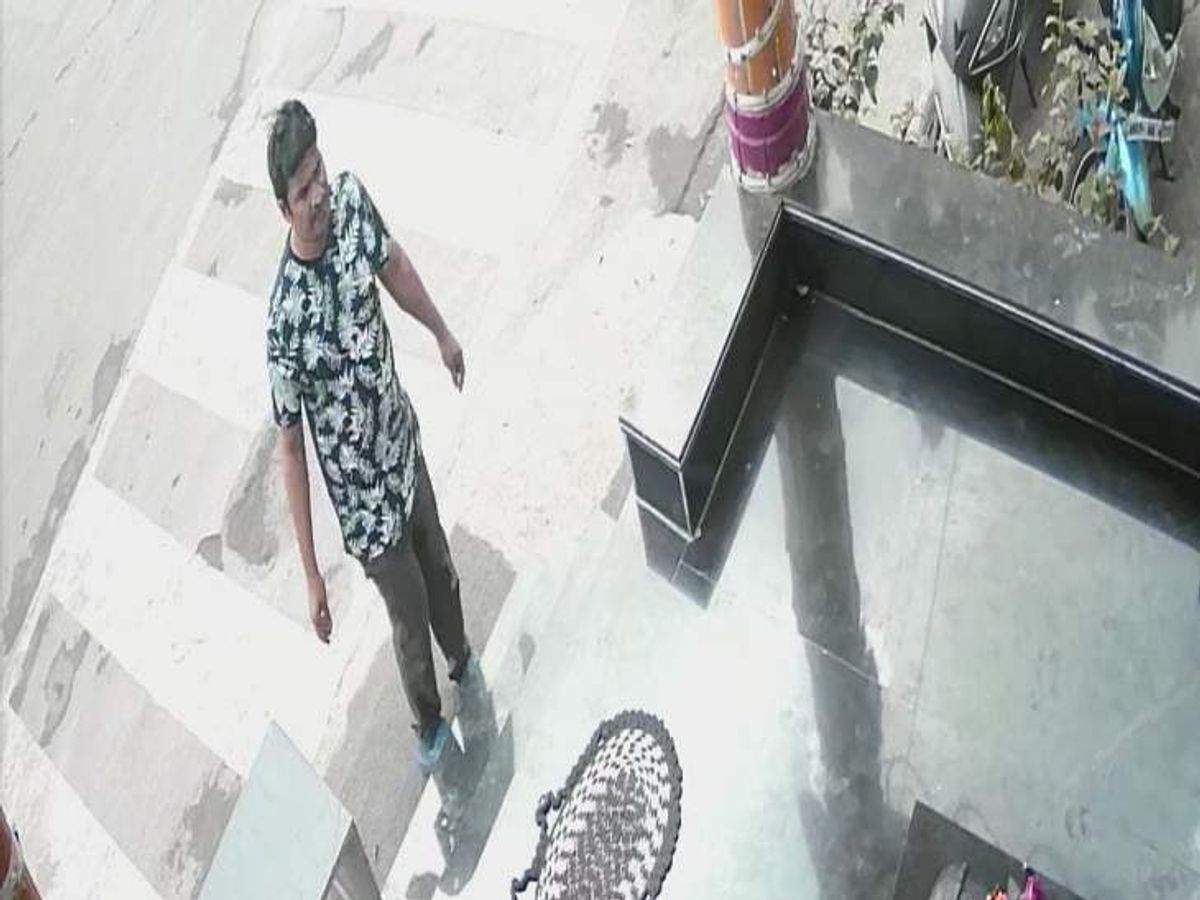 इंदौर में मंदिर में चोरी की शर्मनाक वारदात! पहले भगवान के आगे हाथ जोड़े, फिर दानपेटी तोड़कर ले गया नकदी