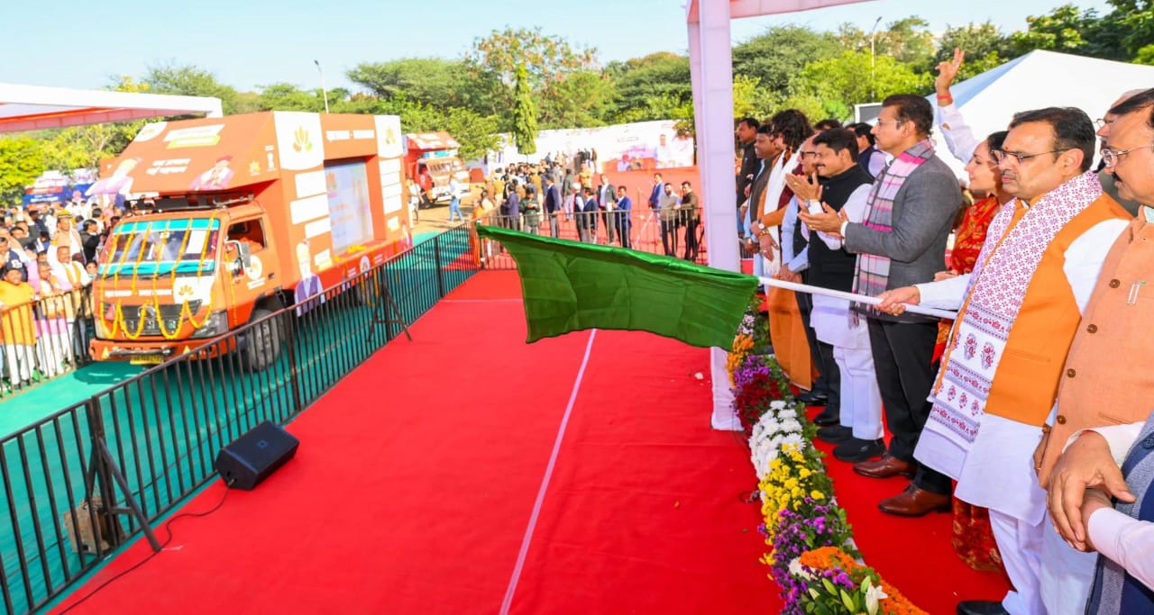 राज्य सरकार के ऐतिहासिक एवं जनकल्याणकारी 2 वर्ष पूर्ण होने पर मुख्यमंत्री भजनलाल शर्मा ने विकास रथों को दिखाई हरी झंडी