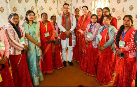 धौलपुर में राज्य स्तरीय महिला सम्मेलन के बाद मुख्यमंत्री भजनलाल शर्मा व उपमुख्यमंत्री दिया कुमारी ने ‘लखपति दीदियों’ से किया संवाद
